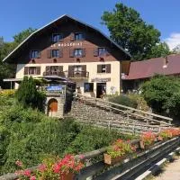 Bar Hotel Restaurant le Margeriaz, hotell i Les Déserts