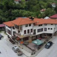 Къща за гости Камината، فندق في ترايغراد