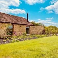 The Cow Shed - Rural Barn Conversion with Hot Tub、Little Bythamのホテル