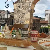 La Tour Noble, hotelli kohteessa Saint-Saturnin