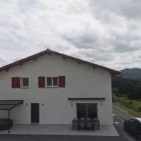 Maison mitoyenne au cœur du Pays Basque, hotel a Saint-Esteben
