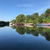 Péniche parisienne au fil de l'eau