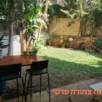 יחידת דיור (חדר וחצי) - גינה פרטית, חנייה חופשית !, hotel a Herzelia