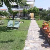 Παραθαλάσσιο διαμέρισμα με κήπο στον Αγιόκαμπο, מלון באגיוקמפוס