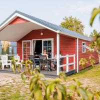 Cozy chalet with covered terrace, in a holiday park on the Leukermeer