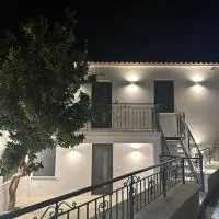 Flonikos Apartmnets, מלון בTsimándria