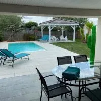 Viesnīca Maison de vacances avec piscine et jardin privé pilsētā Lherm