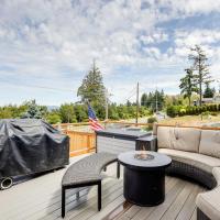 Dog-Friendly Anacortes Retreat with Shared Hot Tub!, hotelli kohteessa Anacortes lähellä lentokenttää Anacortesin lentokenttä - OTS 