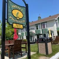 Hotel Le Pionnier, hotel v destinácii Tadoussac