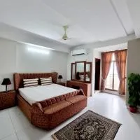 Three Bed Attached Bath Netflix Wifi Smart TV Parking WFH Desk Near Airport, hotel din Islamabad