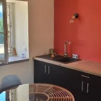 Maisonnette en pierre rénovée، فندق في لاماستر