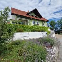 Green House Apartment, хотел в Пивка