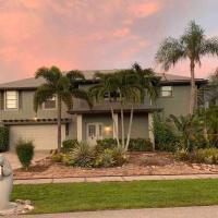 Stylish & Cheerful Marco Home w/ Awesome Location, hotell i Marco Island