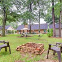 Dog-Friendly Alabama Retreat with Patio and Fire Pit!，SemmesMobile Regional Airport - MOB附近的飯店