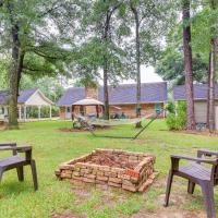 Dog-Friendly Alabama Retreat with Patio and Fire Pit!, hotell nära Mobiles regionala flygplats - MOB, Semmes