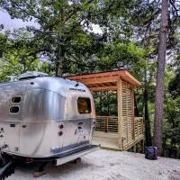 Airstream Retreat, Hot Tub, Sunset Deck & Trail – hotel w mieście Eureka Springs