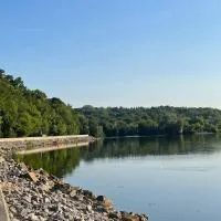 Під рідним небом, hotel u gradu Balyko-Shchuchinka