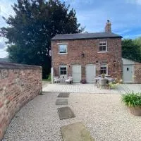 Grooms Cottage by Sheriff Hutton Castle near York, hotel in Sheriff Hutton