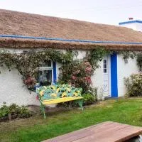 The Rockhouse - Cosy stone built Thatch Cottage, hotel sa Dungloe