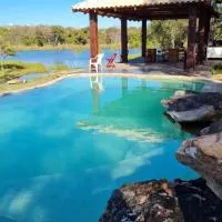 Chalé defronte Lagoa na Serra do Cipó próximo a Cachoeira Grande, Cachoeira do Pedrão e Cachoeira Véu da Noiva, Hotel in Jaboticatubas