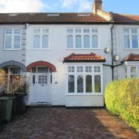 Cheerful well presented 3 Bedroom period house, hotel sa Forest Hill, Forest Hill