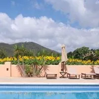 Hostal Restaurante Pou des Lleó: Sant Carles de Peralta'da bir otel
