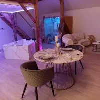 Loft blanc (baignoire balnéo et sauna), хотел в Троа Пон