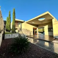 Villa Moderna Exclusiva con Jardín Privado La Villa de Sevilla, hotel sa Guillena