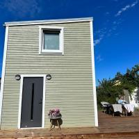 Fully equipped new tiny-house, hotel malapit sa Kuressaare Airport - URE, Kuressaare