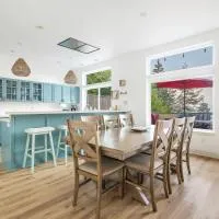 Modern retreat w/ stunning views & hot tub, hotel sa Hoodsport