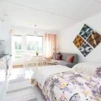 Cosy studio apartment + free private parking, хотел в Кангасала