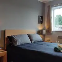 Modern 1-Bed Flat in Wigan, hotell i Wigan
