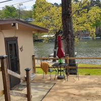 #02 - Unique Lakeside Studio Cottage- Pet Friendly, hotel in zona Aeroporto Memorial Field di Hot Springs - HOT, Hot Springs