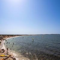 Bright pearl with garden near the sea, hotel near Toulon - Hyeres Airport - TLN, Hyères