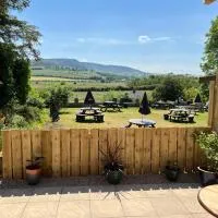 Three Wheat Heads, hotel sa Thropton