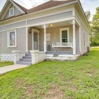 Updated Cotter Cottage: Walk to White River!, hotel in Cotter