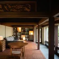 草木ももとせ、Iwasakiのホテル