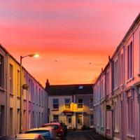 Cosy Pink Cottage, Harbour Views & Private Parking