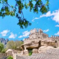 Magnífico Castillo privado, elevado en la roca，卡布雷拉的飯店