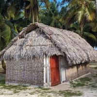 Cabañas tradicionales en isla Aroma