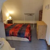 chambre chez l'habitant ,bleue, maison ancienne, hotel u gradu 'Ivoy-le-Pré'