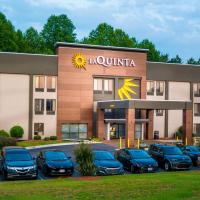 La Quinta Inn & Suites by Wyndham Fayetteville I-95, отель рядом с аэропортом Fayetteville Regional (Grannis Field) - FAY в городе Фейетвилл