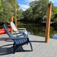 Waterfront Newly Renovated and Decorated 3brs home,米爾頓的飯店