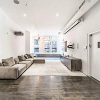 Furnished and Meticulously Renovated 3-bedroom, 2-bathroom Loft, hotel di Gramercy, New York