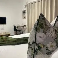 Urban & Comfortable Loft Apartment in Mthatha with Fast Reliable Wifi، فندق في امتاتا
