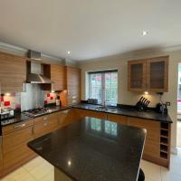 Henley - Luxurious Spacious Four Bedroom Two Bath