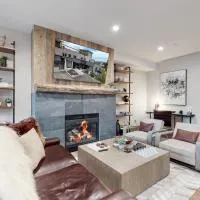 Hot Tub Steps to Dining and Ski Shuttle, hotel en Winter Park