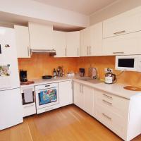 Bright 3-room apartment in Mustamäe, hotel in Mustamae, Tallinn