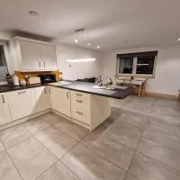 Modern two bedroom house, hotel v destinaci Ormiston