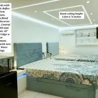 Air Conditioned Modern Double Bed Room with Private Attached Bathroom - FREE Parking - Near London Heathrow Airport & Southall Broadway, hotel u gradu Sauthol